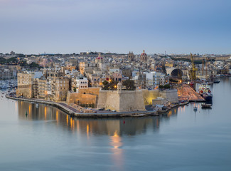 Fototapeta na wymiar Malta - The island of Senglea and Gardjola Gardens at sunrise taken from Valletta