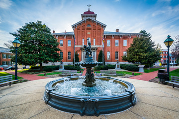 Fountain in front of City Hall, in Frederick, Maryland. - obrazy, fototapety, plakaty
