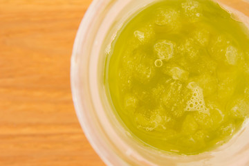 Cold tea that contains the ice