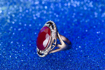 Naklejka premium Jewellery ring against blue background