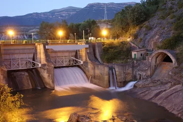 Fotobehang Dam Dam bij nacht in Sabiñanigo-stad, Spanje. Gemaakt op 8 juli 2016