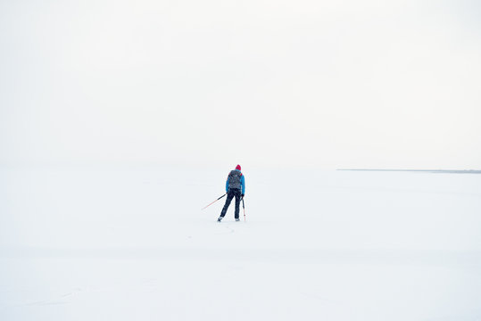 Sweden, Jamtland, Are, Annsjon, Tourist in winter landscape