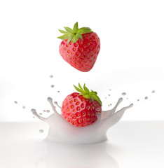 2 Erdbeeren mit Milchsplash