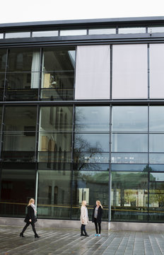 Sweden, Vastra Gotaland, Gothenburg, School of Business, Economics and Law, View of young women in front of university