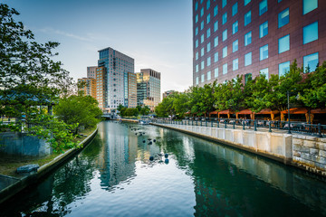 Fototapeta premium Modern buildings and the Providence River, in downtown Providenc