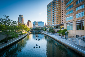 Fototapeta premium Modern buildings and the Providence River, in downtown Providenc