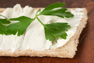 Crisp bread with curd cheese