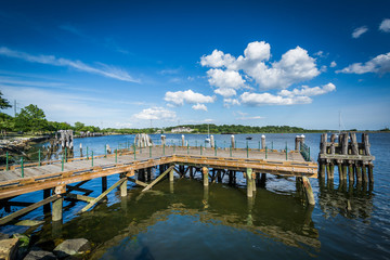 Fototapeta na wymiar Pier in the Seekonk River, in Providence, Rhode Island.
