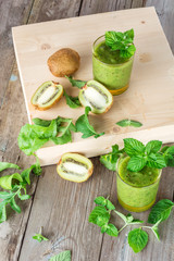 Ingredients for preparation of: kiwi, arugula, mint and two glasses smoothies