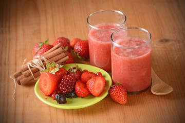 frullato di fragola e frutti di bosco