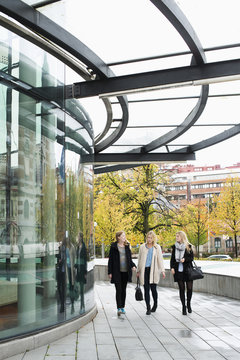 Sweden, Vastra Gotaland, Gothenburg, School of Business, Economics and Law, View of young women standing by university