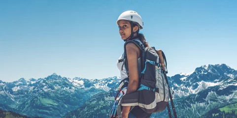 Fototapete Bergsteigen Junge Frau in Bergsteigerausrüstung