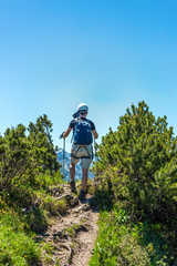 Obraz premium Rear view of female hiker