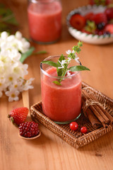 frullato di fragole e frutti di bosco