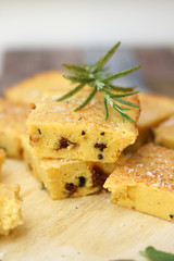 Pane di mais con olive e pomodori secchi