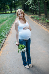 Obraz premium Pregnant woman outdoor. Girl waiting for child birth