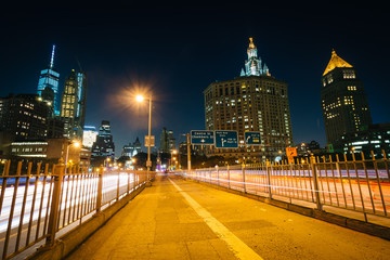 Fototapeta premium The Brooklyn Bridge Walkway at night, in Lower Manhattan, New Yo