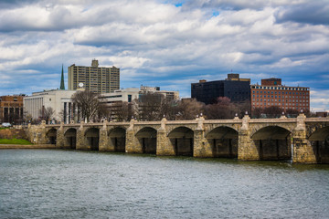 Fototapeta premium The Market Street Bridge over the Susquehanna River, in Harrisbu