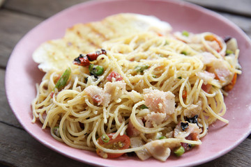 Spaghetti with dried chilli and bacon