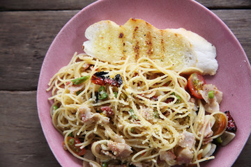 Spaghetti with dried chilli and bacon