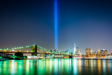 Obraz premium The Tribute in Light over the Manhattan Skyline at night, seen f