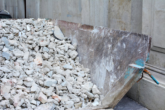 Mulde mit Bauschutt