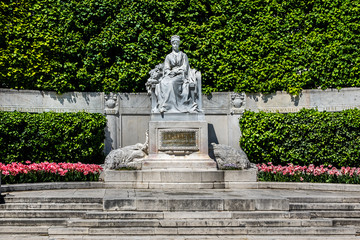 Obraz premium People Garden (Volksgarten). Empress Elizabeth Monument. Vienna.