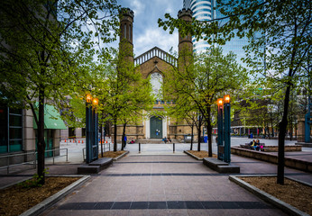 Obraz premium Trees along a walkway and the Church of the Holy Trinity at Trin