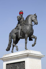 Fototapeta na wymiar King Henry statue in Paris, France