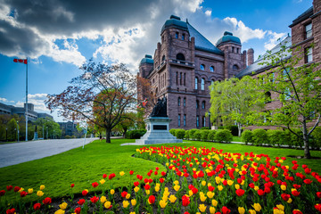 Fototapeta na wymiar Tulips and statue outside the Legislative Assembly of Ontario, i