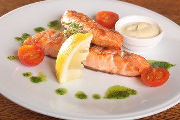 Grilled Salmon with lemon and sauce