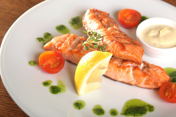 Grilled Salmon with lemon and sauce
