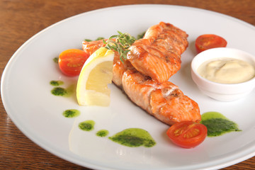 Grilled Salmon with lemon and sauce