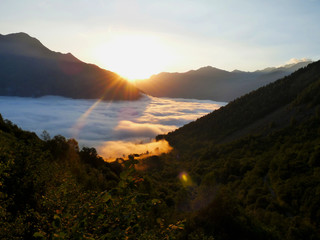 Mer de nuages au levé de soleil