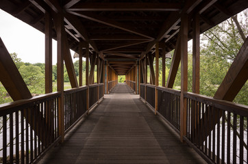 Überdachte Brücke über den Fluss "Mulde"