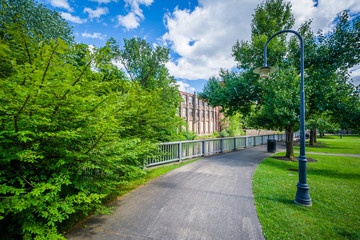 Obraz premium Walkway along the Winnipesaukee River, in Laconia, New Hampshire