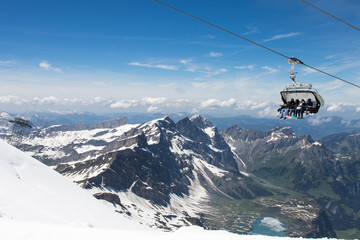 Kolejka na lodowiec Titlis w Szwajcarii - obrazy, fototapety, plakaty