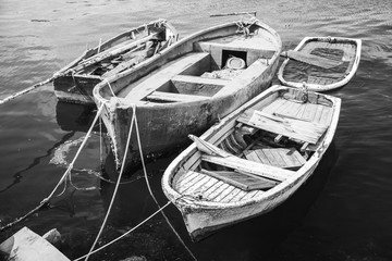 Obraz premium Old wooden fishing boats, black and white