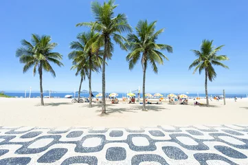 Fotobehang Afdaling naar het strand Klassiek leeg zicht op de promenade van Ipanema Beach met palmbomen en blauwe lucht en geen mensen in Rio de Janeiro, Brazilië