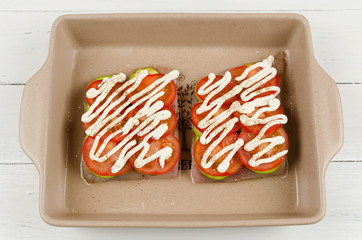 Cooking oven-roasted fish fillet with courgettes and tomatoes un