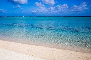Fototapeta na wymiar Weißer Sandstrand von le Morne Mauritius mit Blick auf das Meer