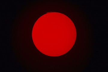 ６０㎝ニュートン・カセグレン式反射望遠鏡にカメラをセットして撮影しました。太陽 のプロミネンスが見えます。