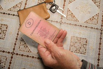 Seniorenhand mit altem Führerschein