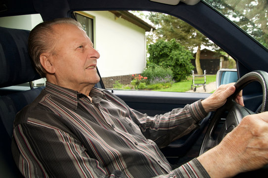 Rüstiger Rentner fährt Auto