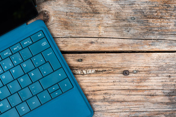 Laptoptastatur auf rustikalem Holzuntergrund