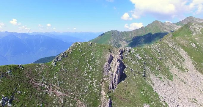 Sorvolo aereo -  Cresta di montagna 