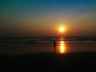 Obraz premium Horizontal child shadow meeting sunset on the beach bokeh backgr