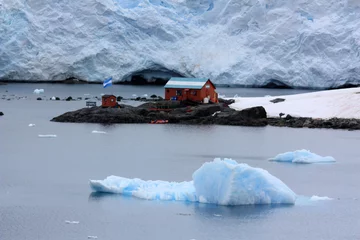 Foto op Plexiglas Antarktis Forschungsstation Almirante Brown  © bummi100