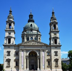 Obraz premium Façade de la Basilique Saint Etienne de Pest