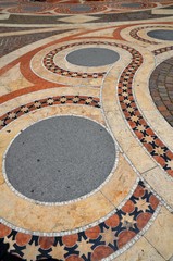 Parvis de la basilique St Etienne, arabesques, étoiles et pavés